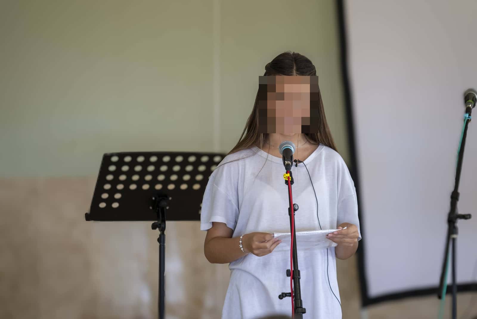 Una joven sonríe mientras comparte su testimonio